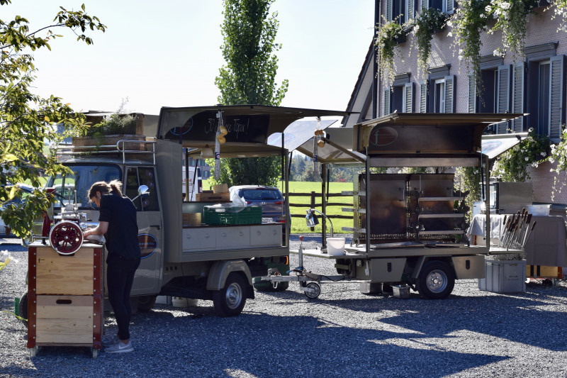 der Piaggio-Kleinlaster ist mobile Küche und Grill