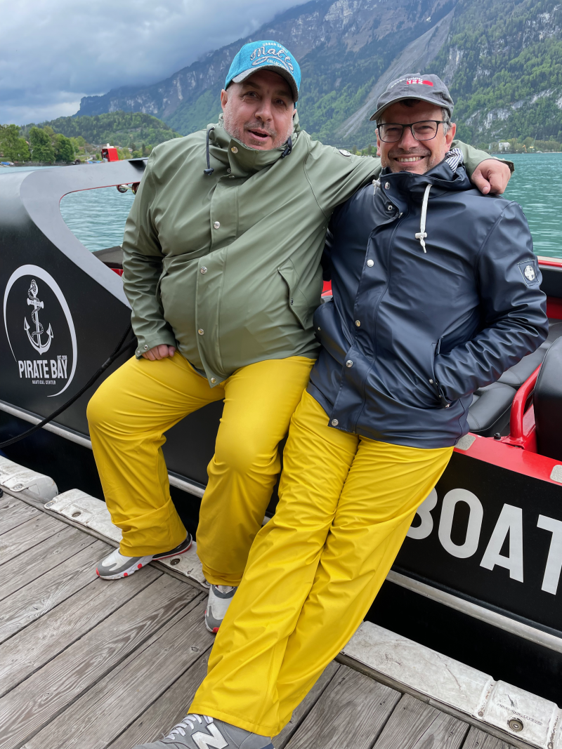 Noch relaxed: Martin und Dietmar in gelben Hosen.