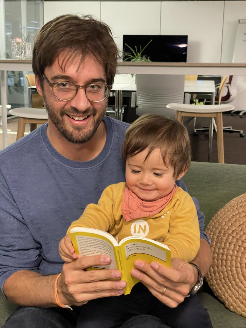 Mann mit Kind und Buch